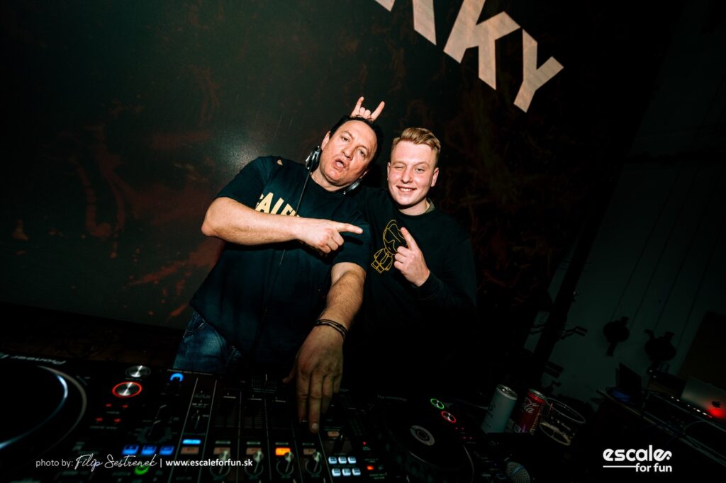 Instagram post from escale_for_fun. This post is in position 19.